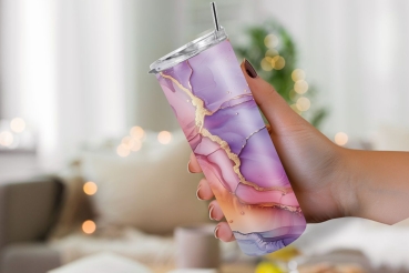 Preview: Thermobecher mit abstraktem Pastell-Design – Sanfte Eleganz (590ml) Preview: Thermobecher mit einem abstrakten Pastell-Design in Rosa-, Lila- und Goldtönen, gehalten in einer Hand vor einem gemütlich beleuchteten Innenraum mit unscharfen, warmen Lichtakzenten im Hintergrund.